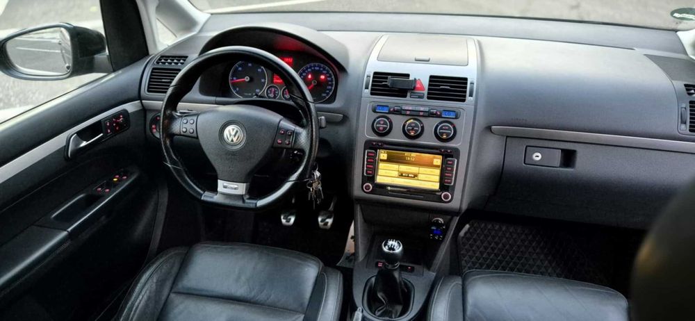 Vw Touran 2 2010 model echipare R line 170cp