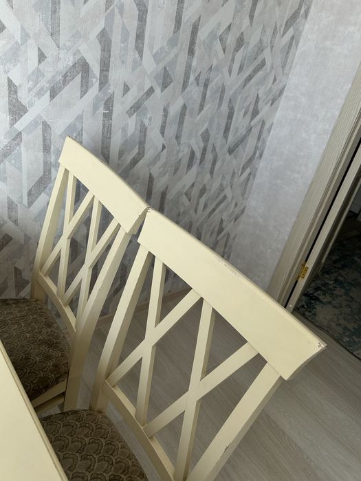 Продам кухонный стол и стулья.