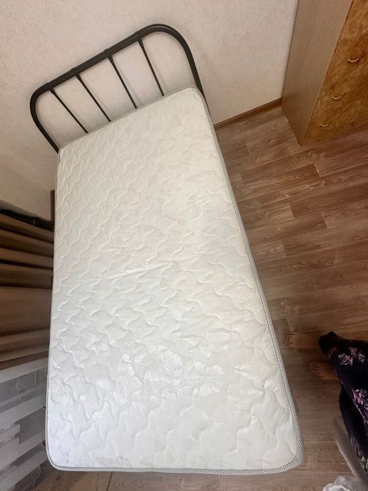 Продам кровать с матрасом