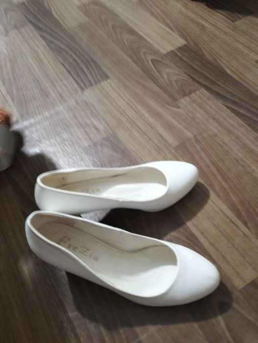 Продам свадебные белые туфли