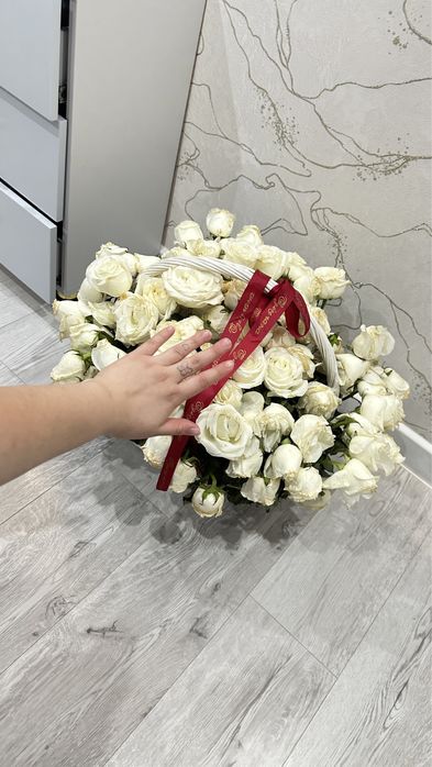Букет корзина белый розы