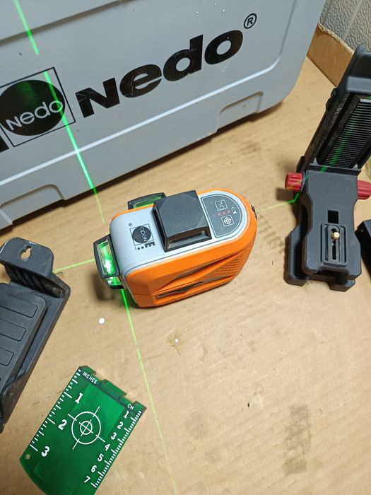 Laser profesional Nedo 360° cu lumina verde acumulator accesorii