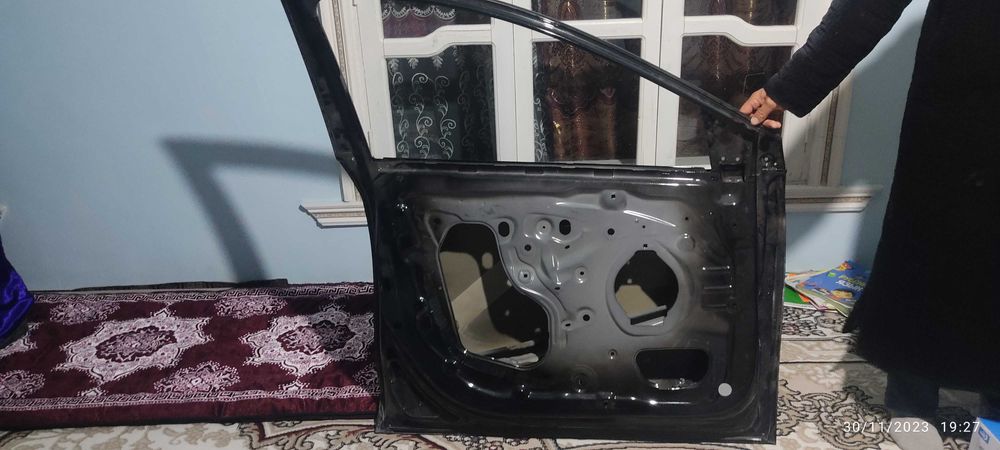 Onix old eshik chap taraf qora