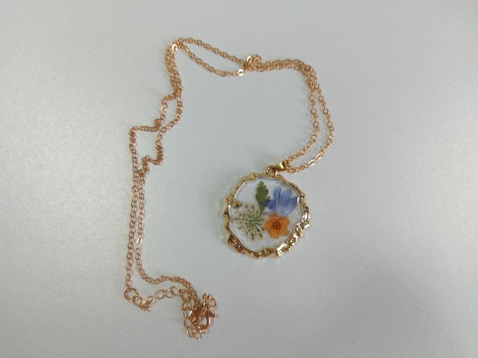 Бижута от епоксидна смола c 18 каратово златно покритие