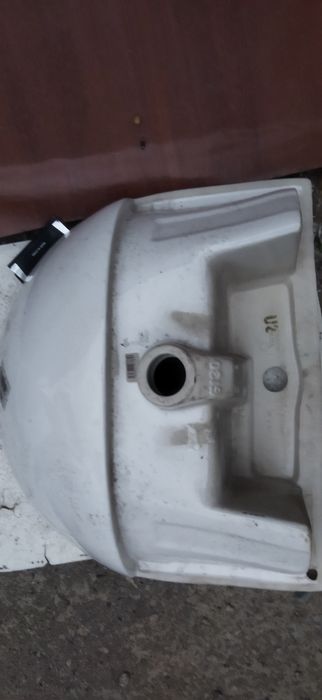 Писуар и раковина.