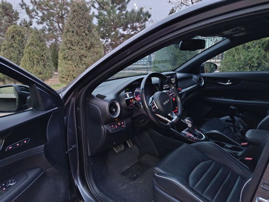 Kia CERATO GT-Line full pozisiya sotiladi