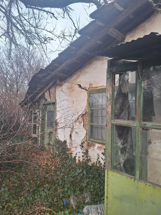 Парцел със стара къща за събаряне