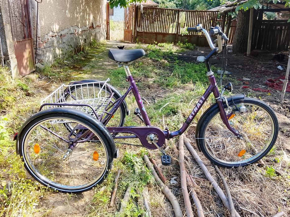 Triciclete Adulți 3 Viteze În Butuc Roți 24 Inci Far Halogen Stop Spate STARE EXCELENTĂ Cauciucuri Foarte Bune Coș Spate STARE Foarte Buna Clopoțel
