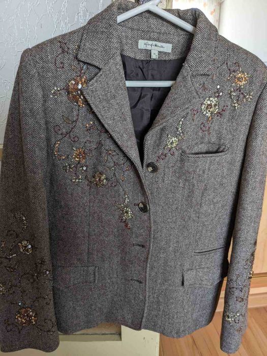 Дамско сако с флорални бродерии.