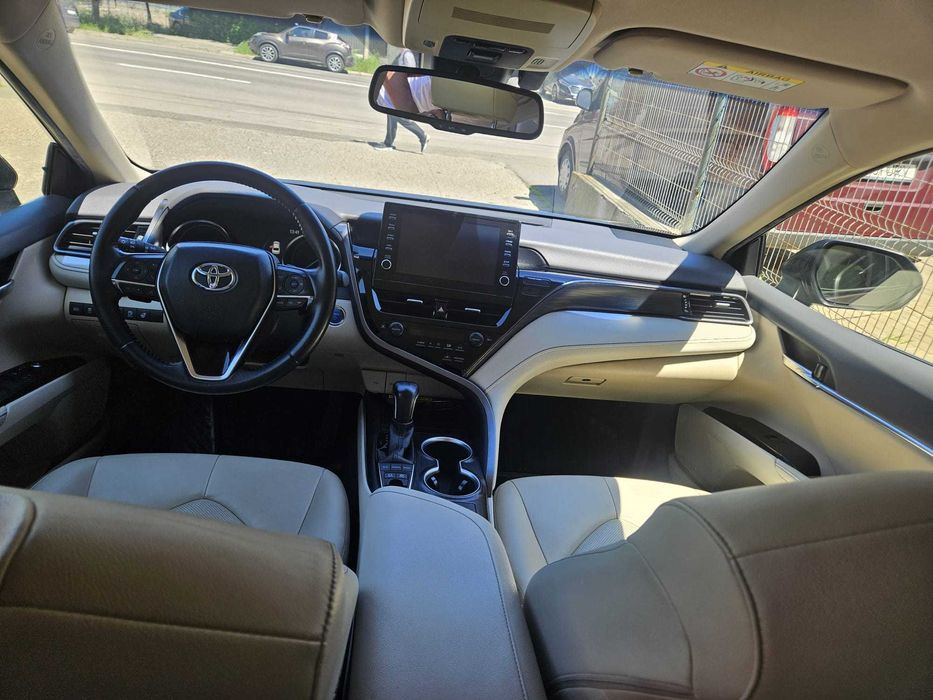 Toyota Camry 2.5 Hybrid 2021 – Eleganță, Confort și Eficiență