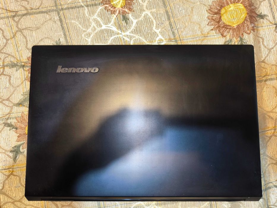 Продавам лаптоп за части + зарядно