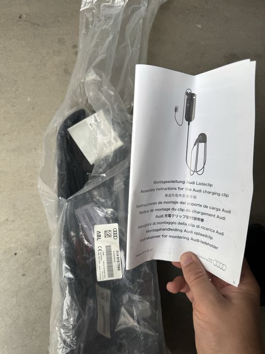 Оригинална зарядна станция Audi e-tron quattro 50/55 + wall mount (нов)