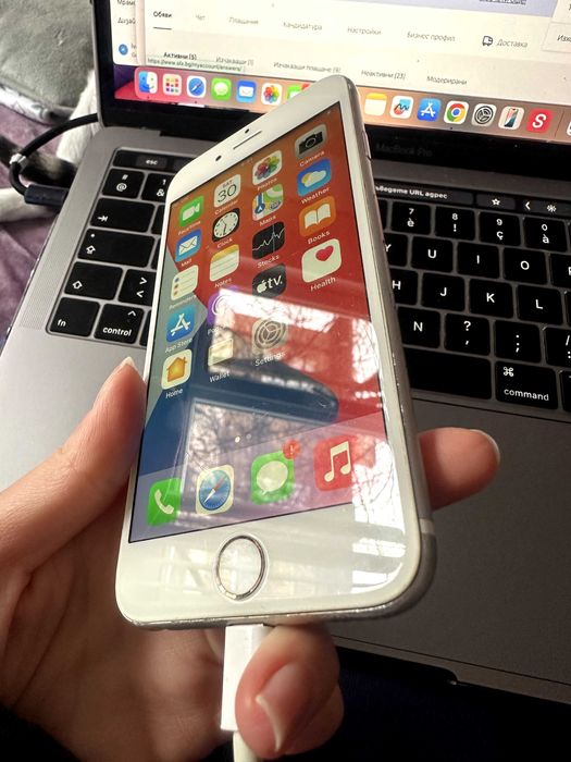 Това е iPhone 6S rosegold 64gb ползван нова батерия на 100% отключен