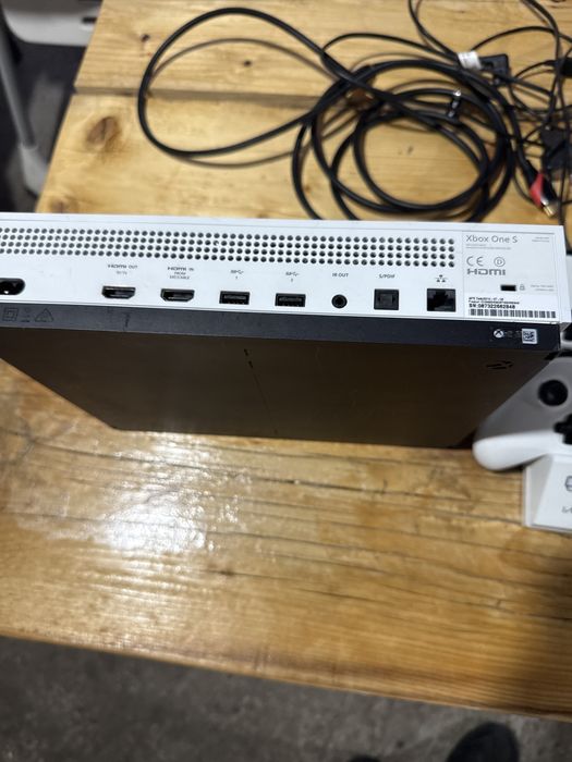 Vând xbox one S de 1 TB