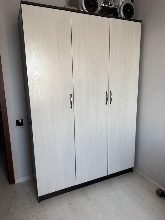 Кровать и шкаф.