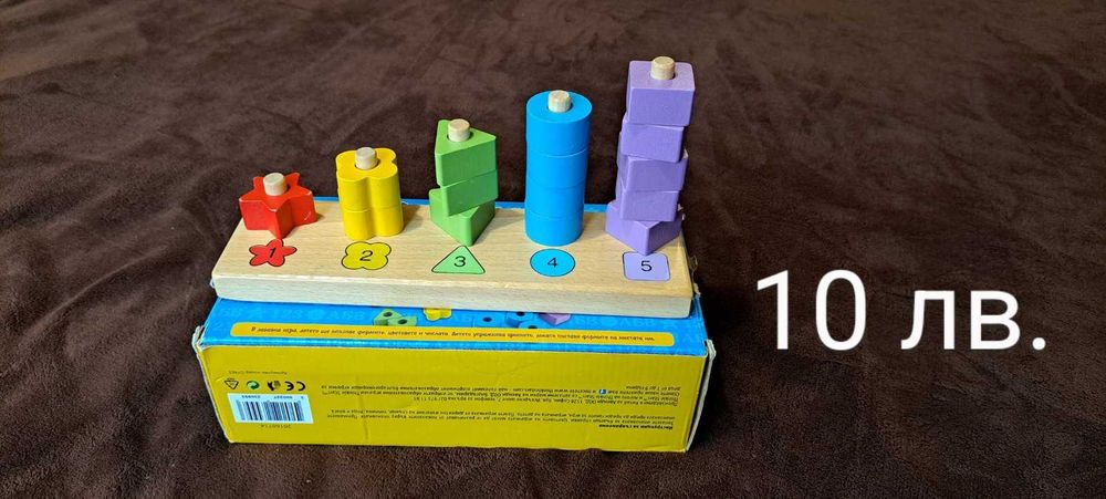 Играчки - дървени низанки, сортери. Прожектор охлюв. Пъзели.