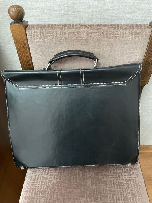 Продам портфель кожзаменитель