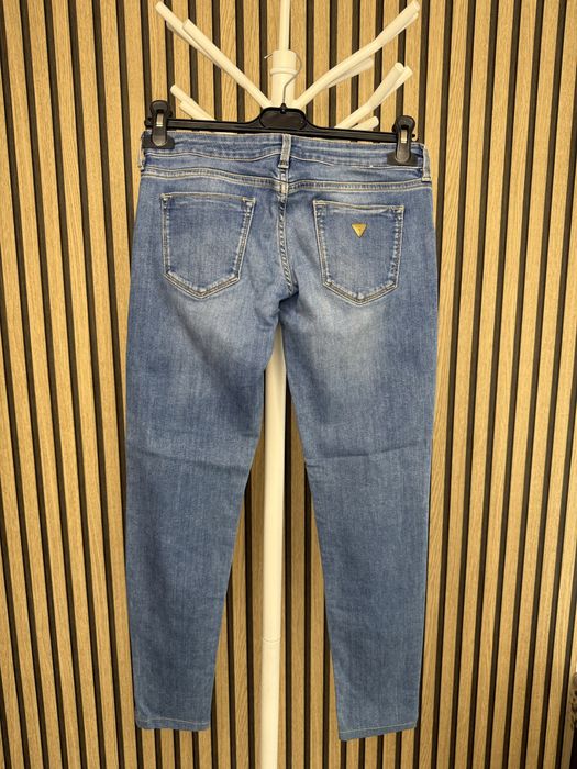 Blugi Guess elastici,ca noi,originali,mărimea 27,pret 150 ron!