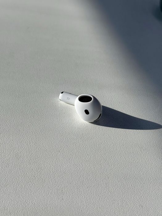 Кейс и правый наушник Apple Airpods 4 ANC в идеальном состоянии