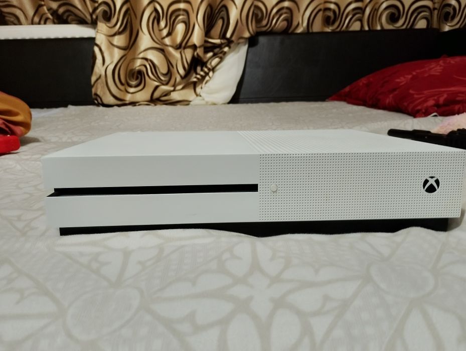 Vând Xbox one 1 TB