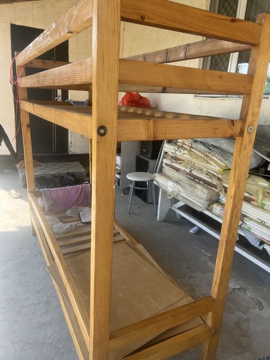 Деревянный двухъярусная кровать