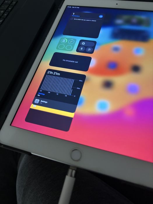 Ipad 8 128gb WIFI + Apple pencil 1 + Logitech keyboard