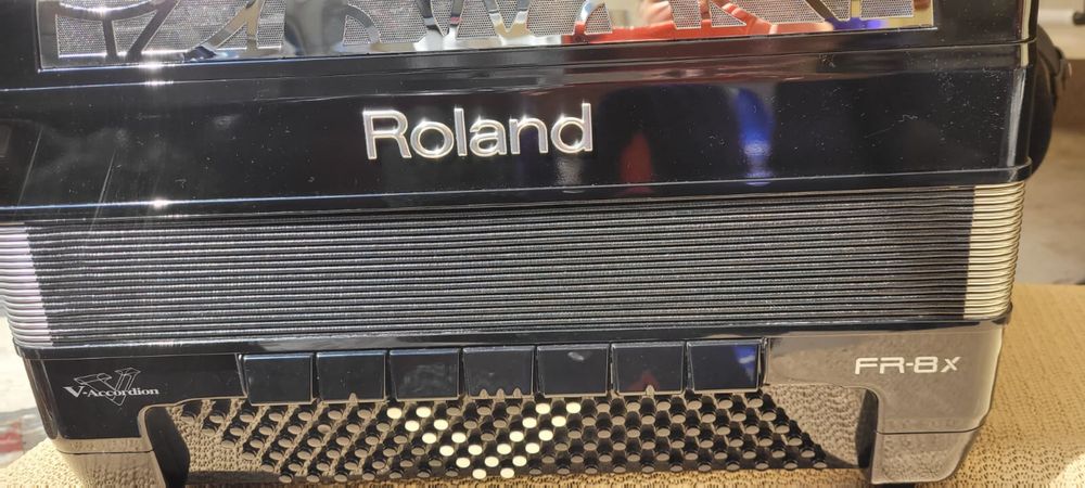 Se vinde Acordeon Roland  mofel 2013