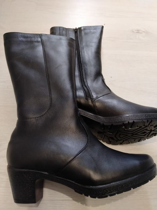 Продаются женские сапоги