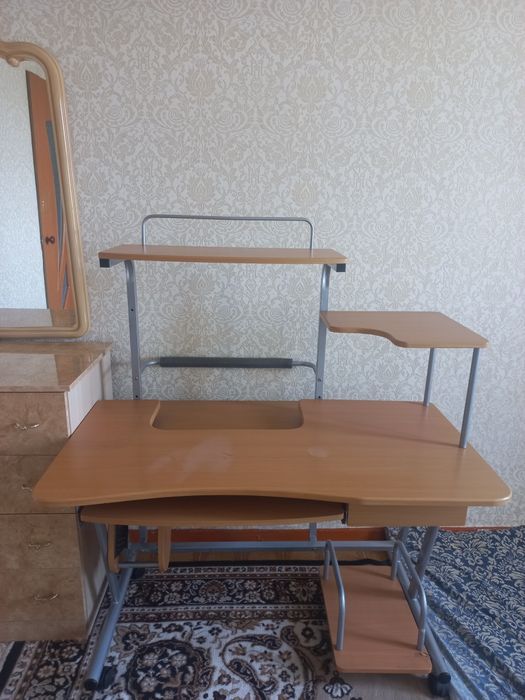 Компьютерный стол.