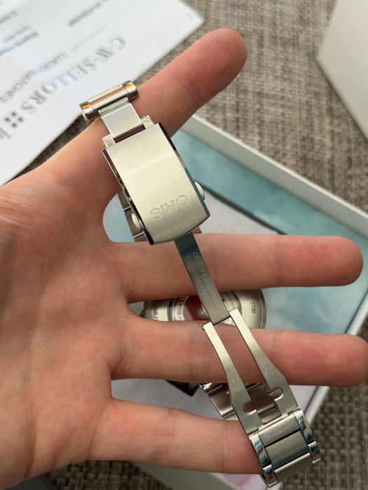 Oris Aquis Date Relief Cherry 43.5mm