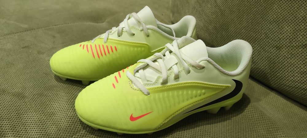 Детски футболни бутонки