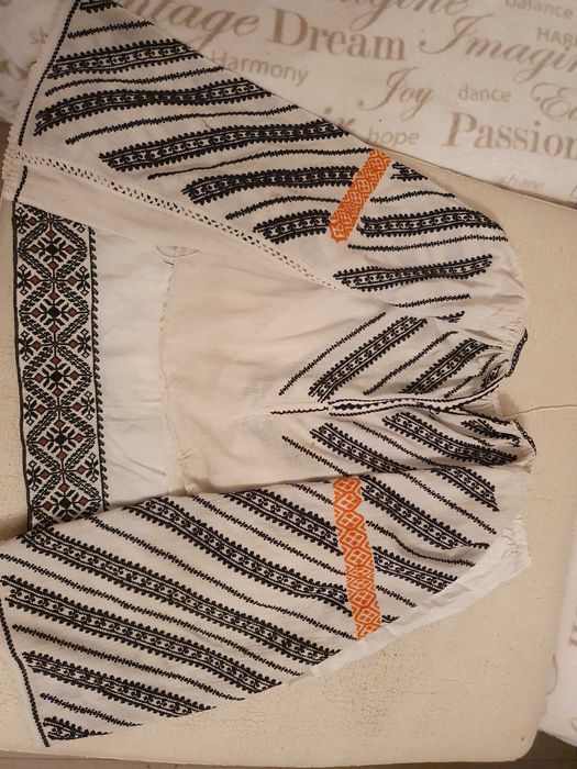 Costum traditional de Gorj de adolescenta