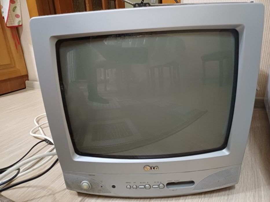 Продам телевизор LG за 10000 тенге.