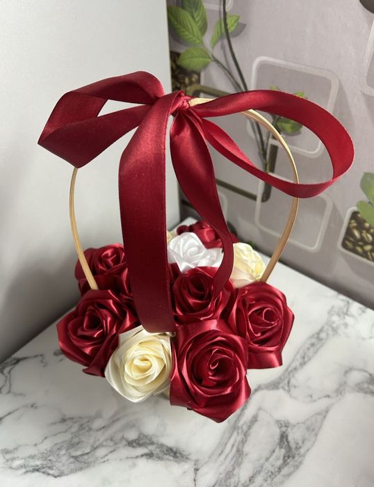 Декоративные розы в корзинке