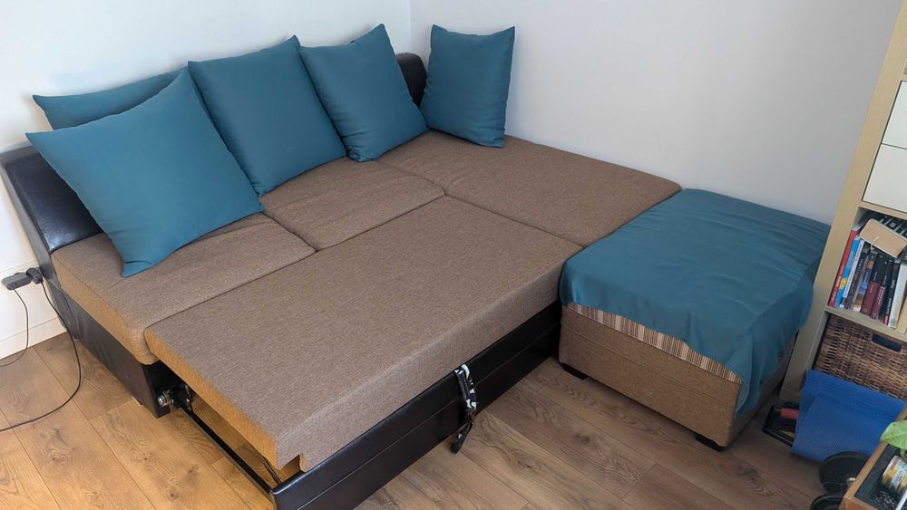 VAND Colțar extensibil + Taburet (2 lăzi depozitare), 5 perne incluse