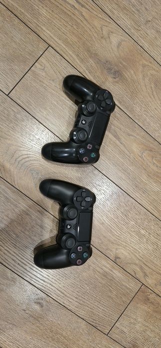 Playstaytion 4 PRO с 2 джойстика и 5 игри