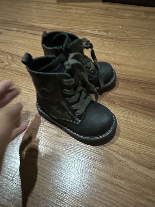 Продам детские ботинки