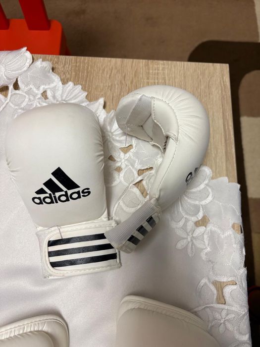 Vand manusi si tibiere cu botosei Adidas