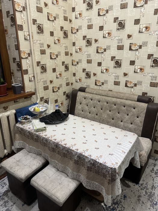 Kuxniya uchun ugolok stoli bilan sotiladi