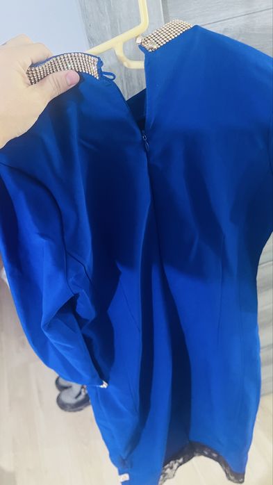 Vand rochie albastra cu pietricele