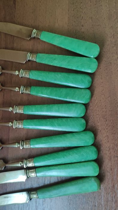 Десертни прибори от месинг с перленозелена бакелитова дръжка