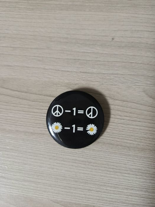 Продаю значки !!