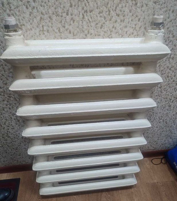 Батарея радиатор 8 секций. 1 не работает. отдаю срочно