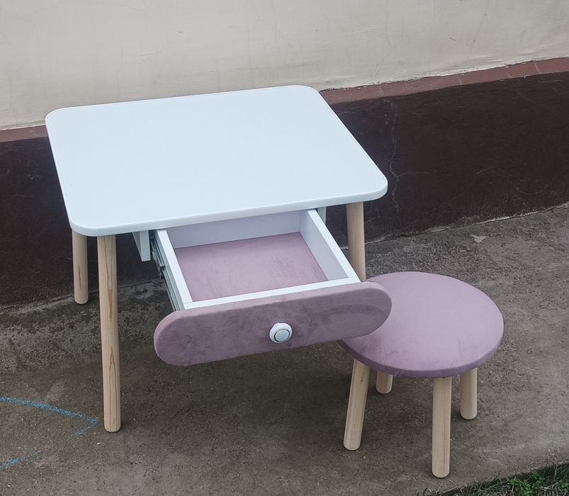 Скидки на Детские столы и стулья.