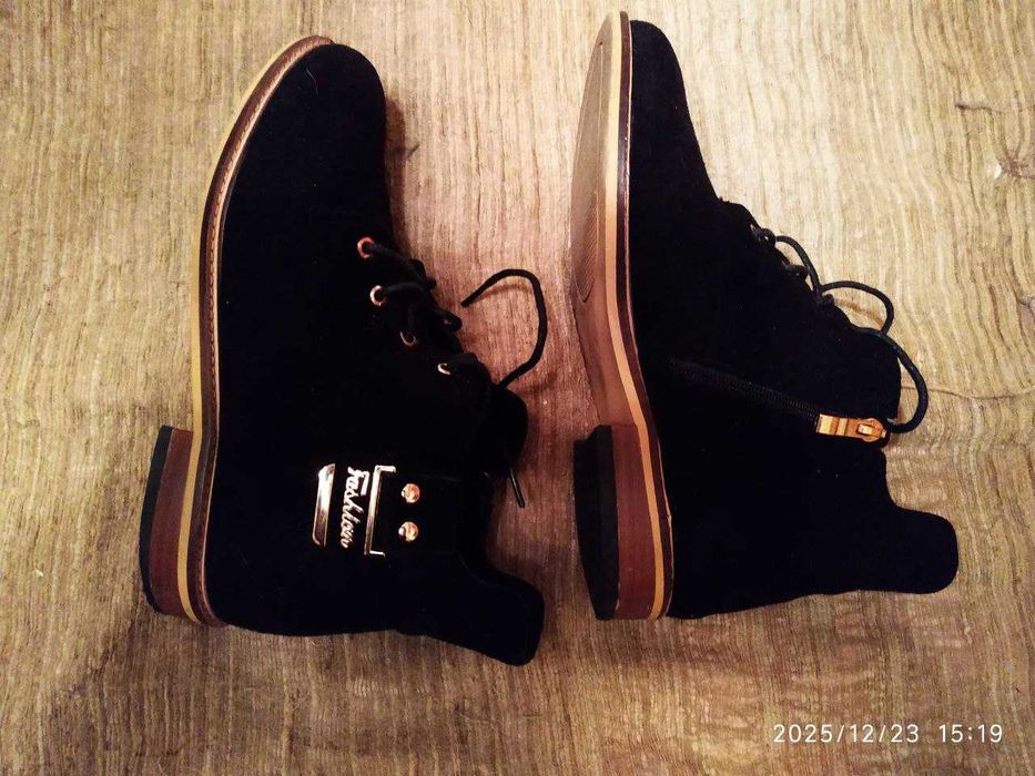 Замшевые черные ботинки