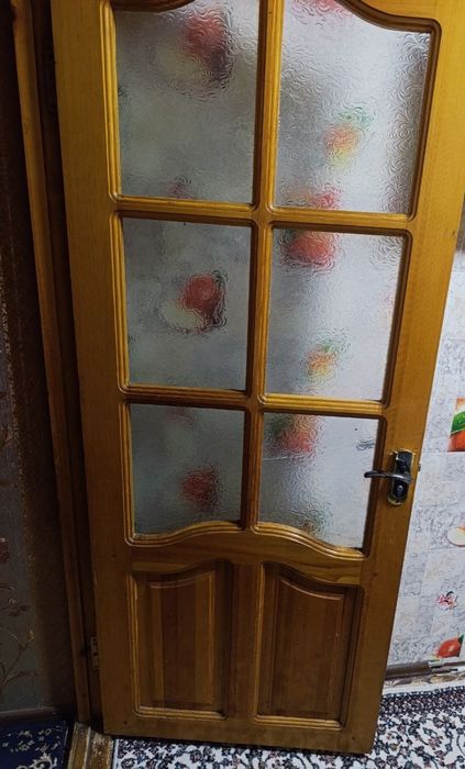 Продаю качественную дверь из натурального дерева
