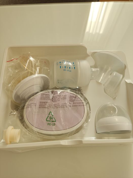 Аvent електрическа помпа за кърма с подарък к-т шишета и термо кутии