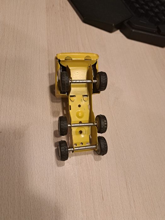 Ретро детска играчка – камионче