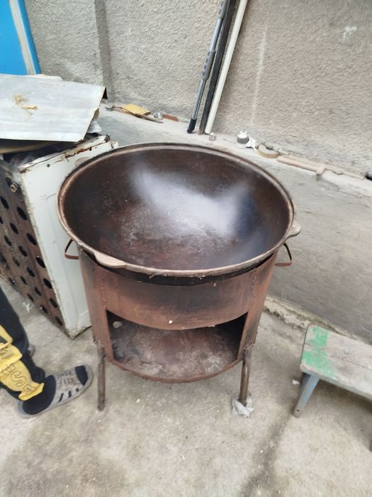 Продам большой чугунный Казан с ачагом.
