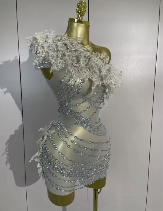 Уникална къса рокля с кристали и 3D дантела